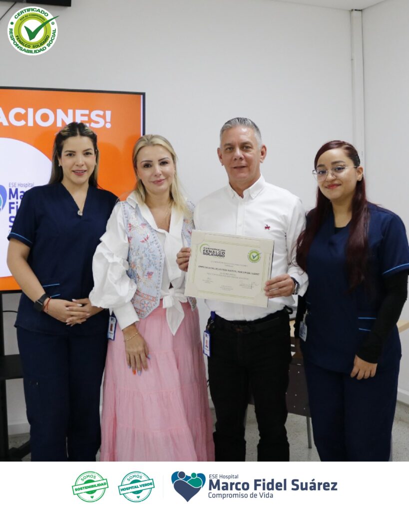 Representantes del Hospital Marco Fidel Suárez reciben el certificado Fenalco Solidario.